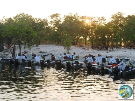 Fotos da cabine de comando e dos equipamentos e pessoal de apoio que acompanham o barco hotel TUMBIRA